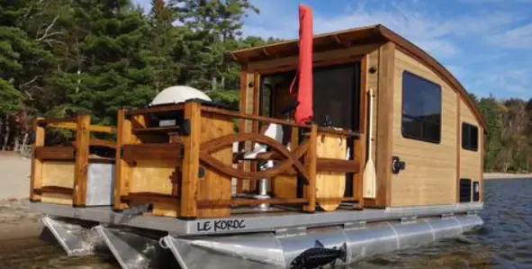 Luxurious Tiny Houseboats Allow You to Have a Vacation on the Water