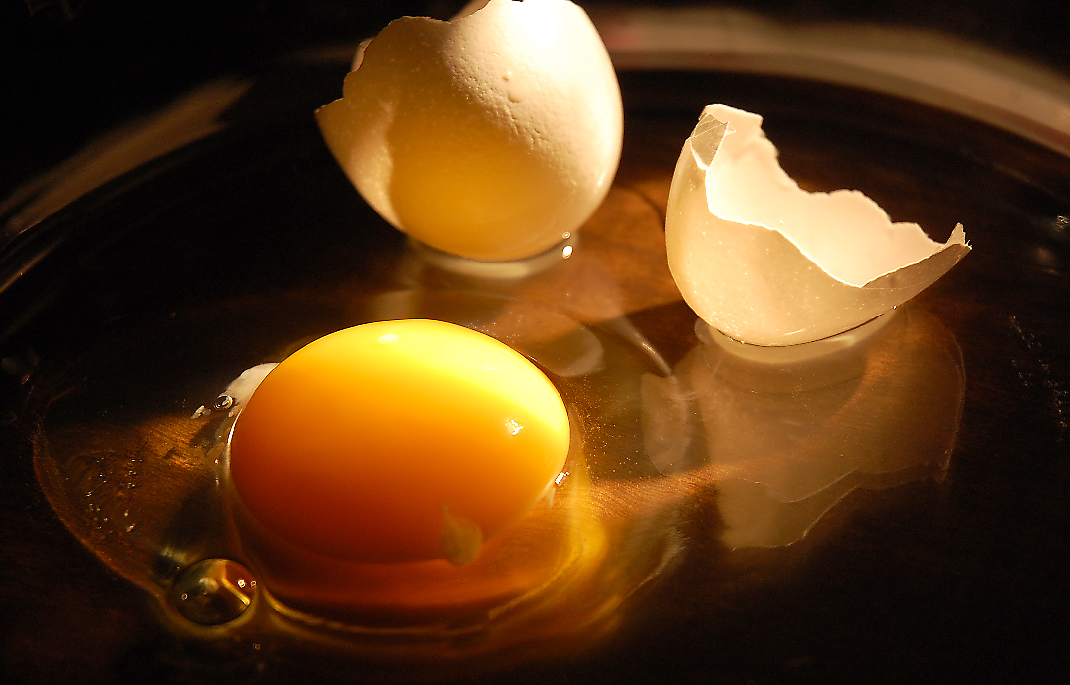 eat raw eggs